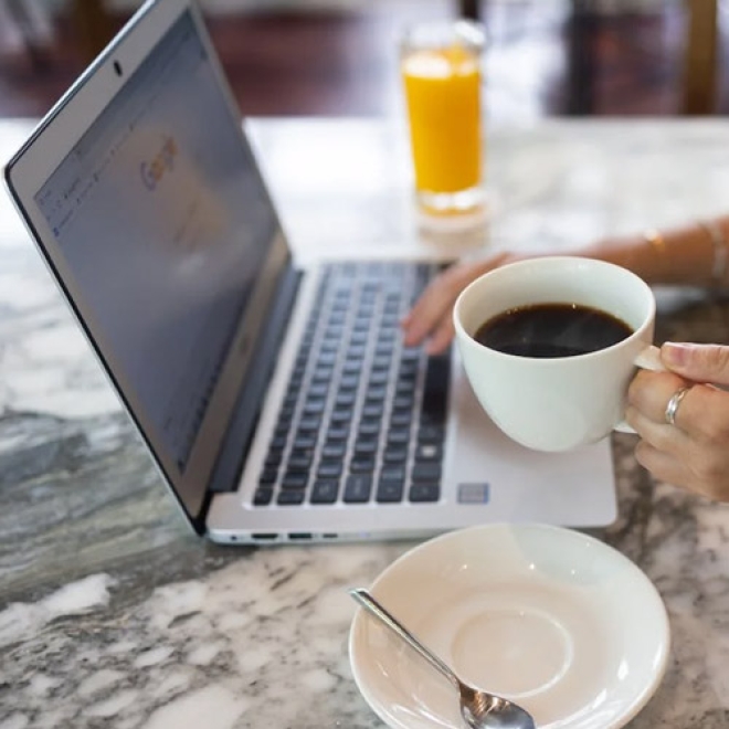 香港SEO策略 | AI生成內容到底對SEO有利還是有害?